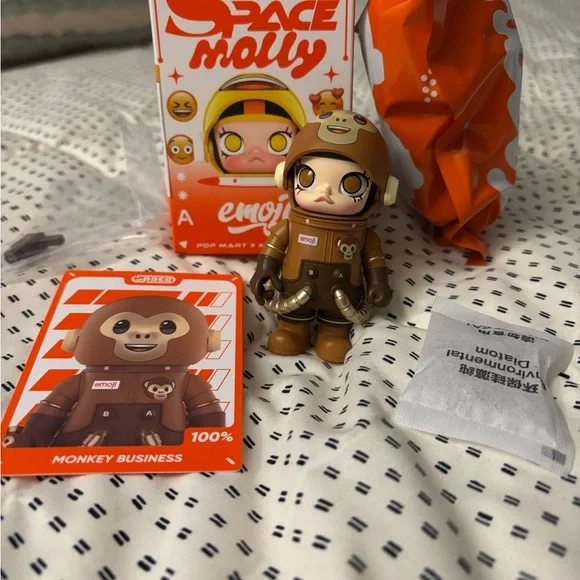 : : Pop Mart Mega Space Molly Emoji Monkey Figure : : - Picture 7 of 12